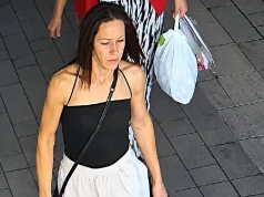 Policja szuka tej kobiety. Chodzi o torbę z laptopem pozostawioną na dworcu PKP w Koninie