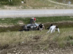 Osobówka spadła z nasypu na S19 po kolizji z innym autem. Ruch zablokowany w obu kierunkach