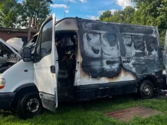 Płomienie w Uśniku. W ogniu stanął dostawczy Renault Master