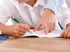 Ekspert: W Polsce nie ma darmowej edukacji. Biało-czerwony pasek kupuje się rynkiem korepetycji