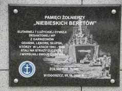 Weterani ,,niebieskich beretów” domagają się przywrócenia tablicy. Wieloletni spór z IPN