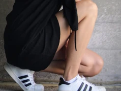 Te sukienki dresowe pasują do sneakersów i kozaków. Jesienią będziesz nosić je na okrągło