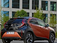 Najtańsza Toyota pali tyle co nic. Maluch zaskakuje napędem i cenami