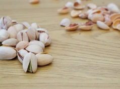 Zjadłaś pistacje? Zachowaj łupiny, bo w doniczce mogą zastąpić jeden popularny dodatek