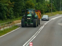 Traktor jedzie bardzo wolno, a na jezdni jest podwójna ciągła. Czy można go wyprzedzić?