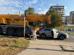 Zderzenie dźwigu z samochodem osobowym na ul. Głębokiej. Jeden pas jest zablokowany