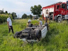 Dachowanie BMW w Szczytnikach. Kierowca prawdopodobnie zasnął za kierownicą
