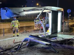 26-letni kierowca BMW skasował przystanek w Warszawie. Na szczęście wiata była pusta