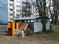 Wyrzuciła komodę na śmietnik. Straciła oszczędności życia
