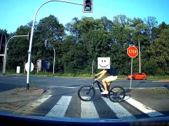 Typowy rowerzysta, który pcha się w gips
