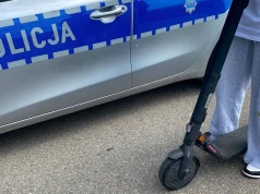 Jechał bez kasku, za to z pasażerem. 15-latek na hulajnodze zatrzymany w Ciechanowie