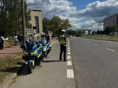 Policjanci czuwają nad bezpieczną drogą dzieci do szkoły