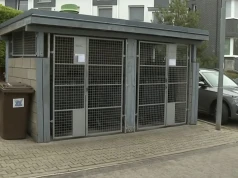 Wyrzucili na śmietnik starą komodę. W środku były oszczędności ich życia