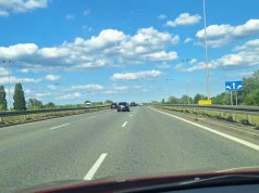 Wyprzedzanie z prawej strony. Kiedy wolno, a kiedy kierowca może dostać mandat?