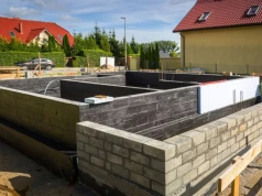 Izolacja przeciwwilgociowa fundamentów - poradnik krok po kroku
