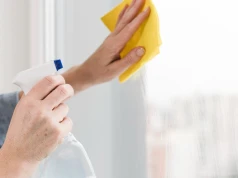 Wetrzyj odrobinę w brudną szybę i odczekaj 10 minut. Zaschnięte plamy łatwiej puszczą