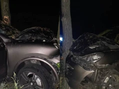 Obywatel Ukrainy z 2 promilami, zakazem prowadzeni i poszukiwany rozbił Porsche na drzewie. O zdarzeniu poinformował iPhone