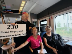 Biskup Artur Ważny wsiadł do pociągu z pielgrzymami. Celem jest Jasna Góra