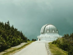Naukowcy wreszcie to wyjaśnili! Oto dlaczego potężne gwiazdy „duszą” własne erupcje!