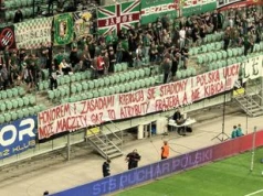 Wrocław: antywiślacki transparent na młynie Śląska w meczu z Pogonią