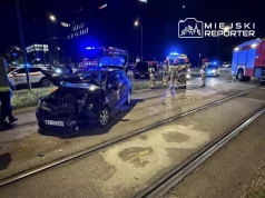 Groźny wypadek na Mokotowie. Skoda uderzyła w słup trakcyjny blokując tramwaje
