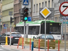 Strzałka w lewo nie zawsze pozwala zawrócić. Kierowcy wciąż mylą te dwa przypadki