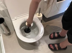 Wsyp 2 łyżki do WC. Po 15 minutach wyżre kamień i brud