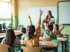 Czy świetne oceny w szkole gwarantują bogactwo? Wyniki badań pokazują nieoczywisty wniosek. „Szóstkowych uczniów gubi omijanie raf i »jechanie na opinii«”