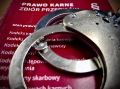 Tragiczny wypadek w Szkodnej. 9-latka wypadła z auta, matka usłyszała zarzut