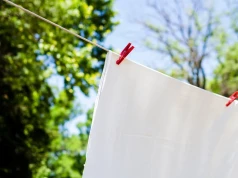 5 tabletek do bębna i ubrania mają być śnieżnobiałe. Sprawdziłam, co naprawdę robi aspiryna w praniu