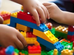 Kulisy dramatu w żłobku na Targówku. Mama 3,5-latki: "Ciocia złapała ją za nogi, obróciła głową w dół"