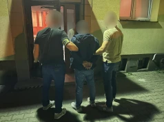 Masturbował się za przystankiem i zaczepiał dziewczyny. 36-letni obywatel Azerbejdżanu zatrzymany (wideo)