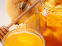 Kroję pigwowca i zalewam miodem. To najlepszy syrop do herbaty i deserów