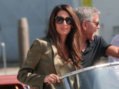 Manicure Amal Clooney z Wenecji to kwintesencja elegancji i luksusu. Paznokcie Vanilla gloss sygnalizują nienaganny gust
