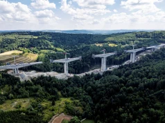 Kierowcy pojadą tu 120 metrów nad ziemią. Drogowy rekordzista łapie poważny poślizg