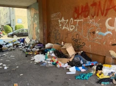 Śmieciowy problem w centrum Chojnic. Kto podrzucił odpady w tunelu pod blokiem?