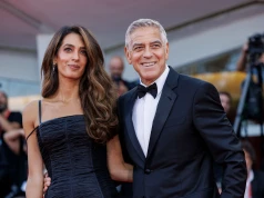 Zapomnij o kropkach, kwiatach i paskach. Amal Clooney nosi w Wenecji zaskakujący wzór, który kojarzymy z polskim latem