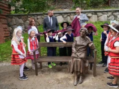Olsztyn ma nowy symbol pamięci. Na plantach stanęła ławeczka Marii Zientary-Malewskiej