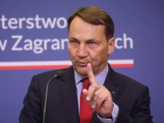 „Przebierałby w biskupach jak w ulęgałkach”. Sikorski uderza w Nawrockiego