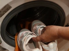 Jak prać buty, by się nie zniszczyły? Od lat mam na to jeden sposób