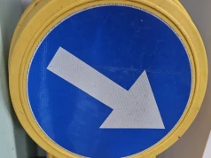 Nastolatkowie ze znakiem drogowym na hulajnogach? Nietypowa interwencja policji przy centrum handlowym koło Ciechanowa