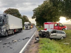 Dramatyczne zdarzenie na trasie w stronę Jaromierza. Ranna 62-latka była zakleszczona w aucie