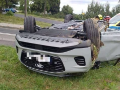 Wypadek na DW 705. Ford zderzył się z autobusem.