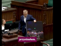 Zandberg wszedł na mównicę i pokazał Tuskowi zdjęcie. Mina premiera mówi wszystko
