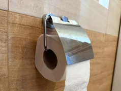 Wieczny spór o papier toaletowy. 135 lat temu pokazano, jak go założyć