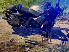 19-latek w BMW wyprzedzał pojazdy i zderzył się z motocyklistą