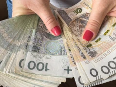 Ile gotówki warto mieć w domu w 2026 r.? NBP podaje, ile Polacy trzymają poza bankiem