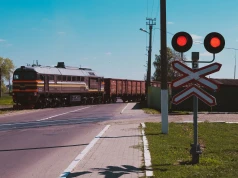 Ludziom odbiera rozum na przejazdach kolejowych. Trzeba coś z tym zrobić