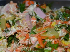 Zapomnij o nudnym menu na imprezę. Odkryj moc świetnej sałatki imieninowej