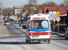 Starsza kobieta ranna w miejskim autobusie